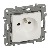 Gniazdo 2p+z 16A zaciski śrubowe białe z przesłoną Niloe/Niloe Selection | 764527 Legrand